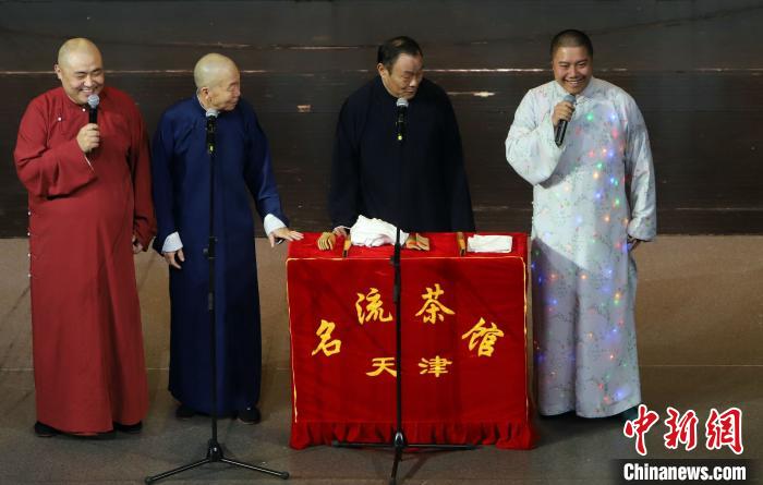 名流茶馆艺术团的演员在演出中。(资料图) 张道正 摄