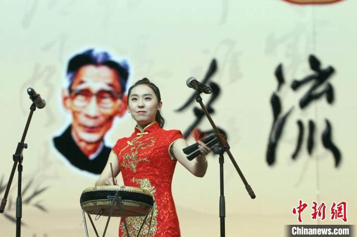 名流茶馆艺术团的演员表演鼓曲。(资料图) 张道正 摄