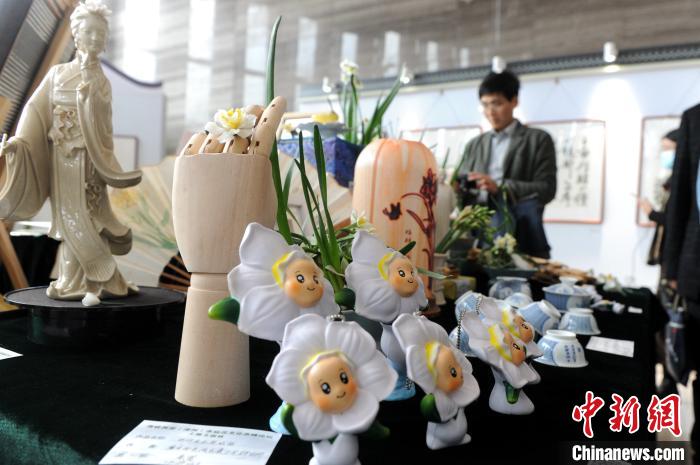 期间，主办方还举办水仙花文创作品展示。　张金川 摄