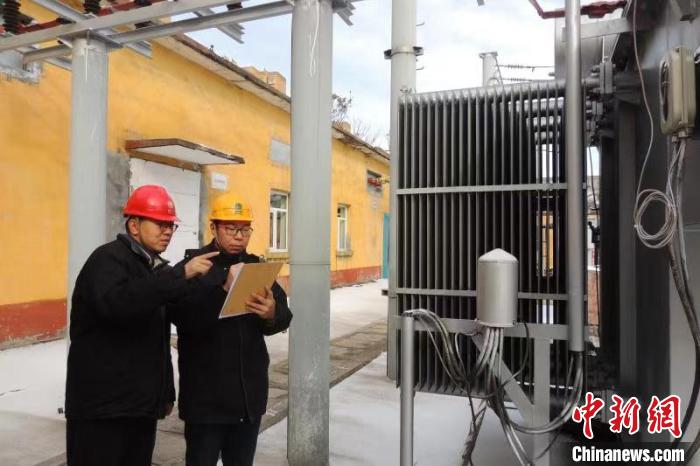 12月29日，国网井陉县供电公司开展月后设备特巡，确保寒冷天气下设备可靠运行。国家电网河北省电力公司供图