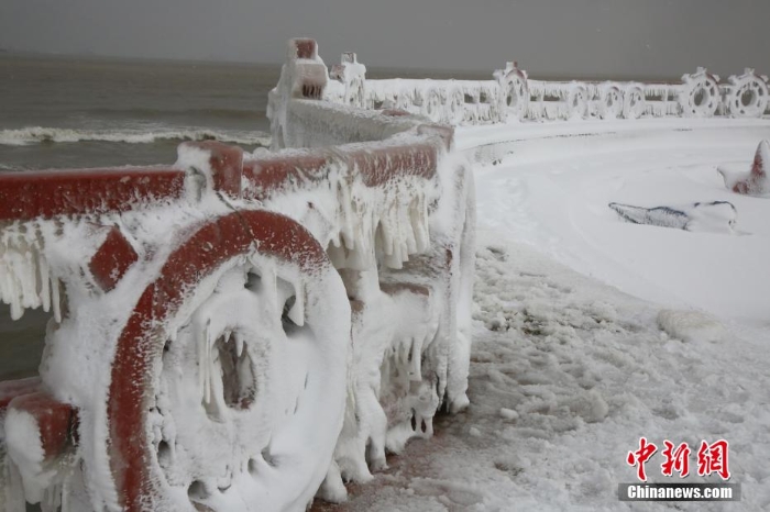 烟台海滨现冰凌景观