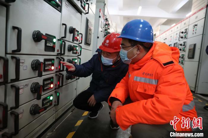 北京大兴供电公司与集中供暖重要客户建立高效联络机制，深入一线开展用电安全隐患排查工作。　王富强 摄