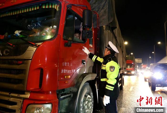 图为贵安新区交警对驾乘人员做安全提示。吴远杰 摄