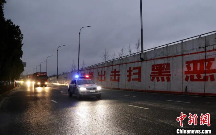 图为贵安新区交警开道护送车辆至安全地带。吴远杰 摄
