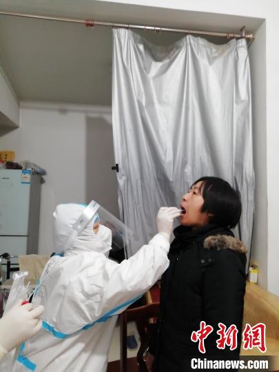 1月7日，石家庄市美景东方社区核酸检测现场。　沈婕 摄