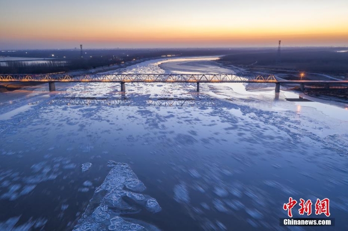 航拍黄河凌汛冰块群通过壮观景象