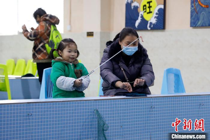 图为昆明市民体验钓虾。　李嘉娴 摄