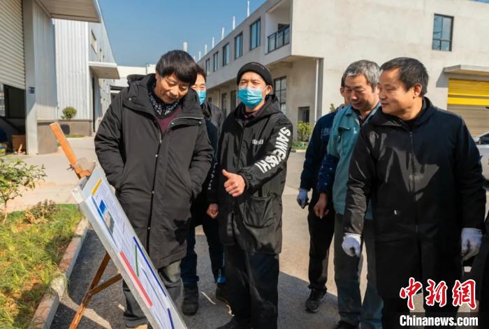 员工围在展板前了解就地过年相关政策。婺城宣传部供图