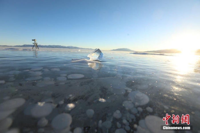 新疆博州：赛里木湖冰块晶莹剔透 宛如钻石