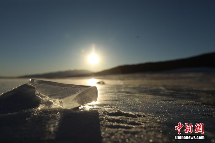 新疆博州：赛里木湖冰块晶莹剔透 宛如钻石