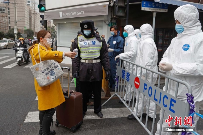 上海一居民区被列为中风险地区 直击防控现场