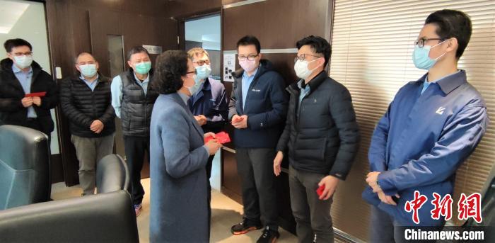 图为走访慰问台胞台企。　刘晗 摄