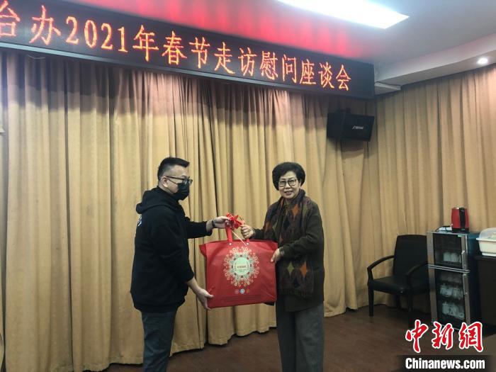 温州市台办主任苏爱萍走访慰问台胞。　陈菲 摄