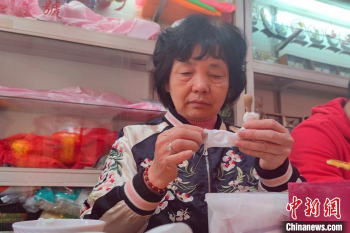 福建省非物质文化遗产(泉州花灯)代表性传承人曹淑贞正在制作彩扎。　吴冠标 摄