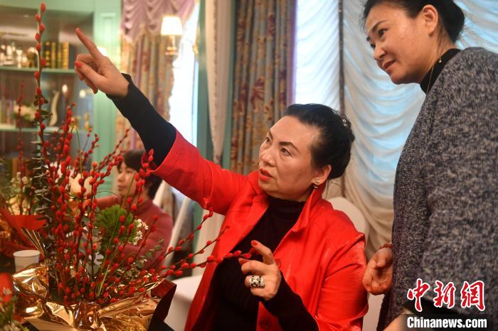 图为杨玉昭受邀某公司为员工培训插画艺术。　吕明 摄