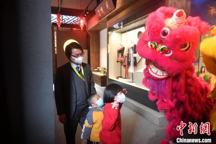 张文华带着两个小孩一起来参加了当天的活动，在福州市非物质文化遗产展示馆，带他们了解脱胎漆器、福船等福州非遗文化，认识福州的文化底蕴。　吕明 摄