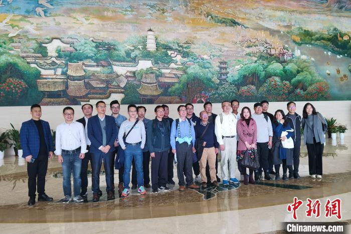 图为参加活动的台湾人才在福州市规划馆合影 闫旭 摄