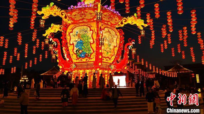 21组璀璨花灯，6日晚在厦门方特点亮。　杨伏山 摄