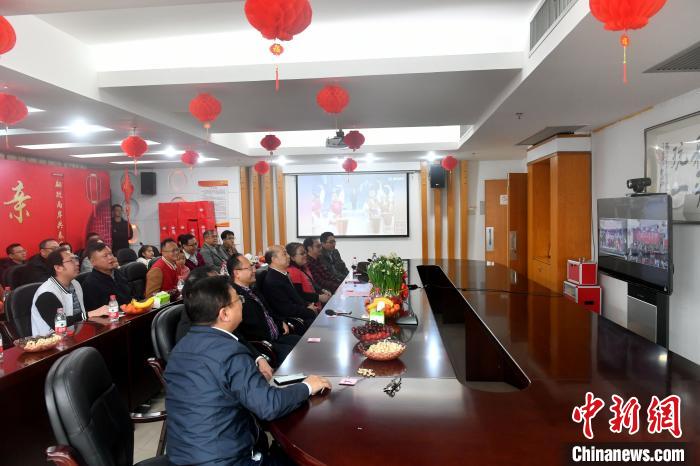 台湾民主自治同盟中央委员会举办了春节线上台胞联谊活动。福建分会场设在福州同心楼，在闽台胞“围炉”畅谈，通过视频连线与北京台盟中央主会场欢聚一堂。　吕明 摄