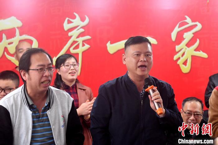 图为2月8日，李尚儒在台湾民主自治同盟中央委员会举办的春节线上台胞联谊活动上，与其他台胞共同唱起闽南语歌《爱拼才会赢》。　吕明 摄