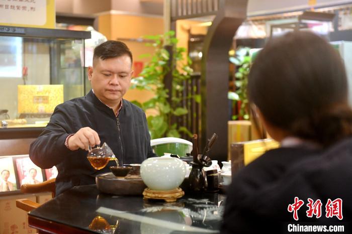 “很多台胞把我们这里当成‘第二客厅’，约朋友见面聊天。这个春节大家更需要我们，我们不打烊。”李尚儒说。　吕明 摄