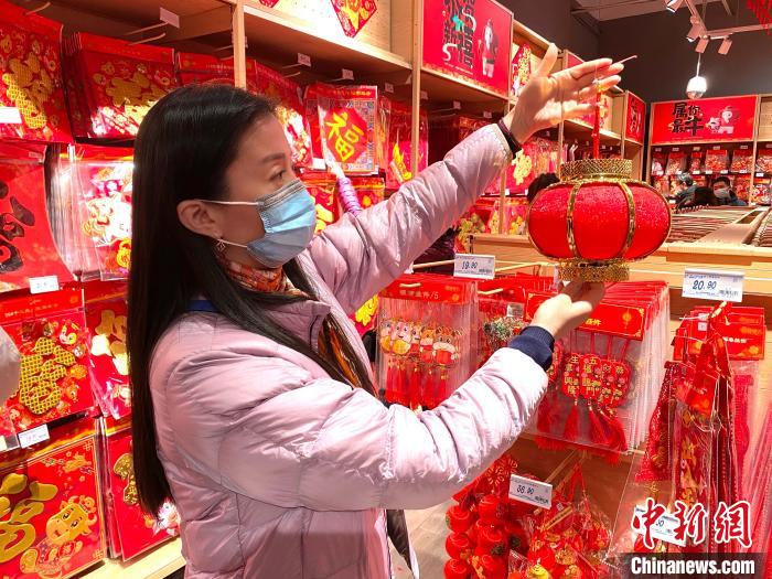 陈家良、杨洪益一家挑选、购买春节用品。　陈雅欣 摄