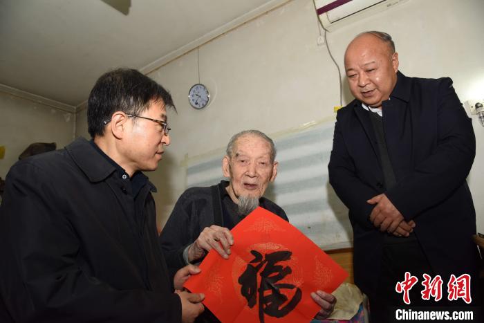 97岁台胞种志斌：一张张照片“铺就”回家路