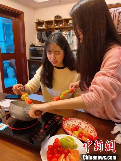 戴安和台湾同学一起准备年夜饭。受访者供图