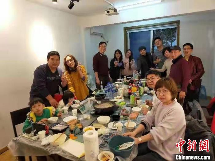 台青“围炉”话家常：原地过年也有滋味