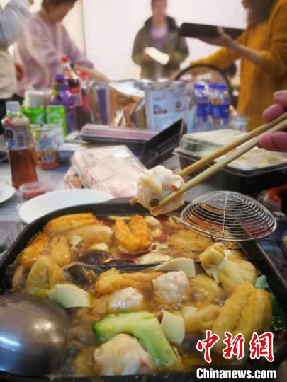 在温州原地过年的台青“围炉”过小年夜。　钟振忠 摄
