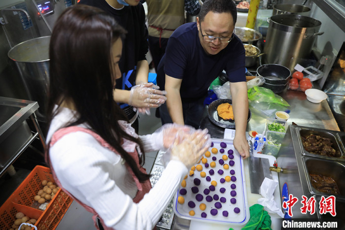 2月13日，北京奥林匹克森林公园附近，台胞在餐馆后厨制作台湾特色小吃“地瓜球”。<a target='_blank' href='http://www.chinanews.com/'>中新社</a>记者 李雪峰 摄