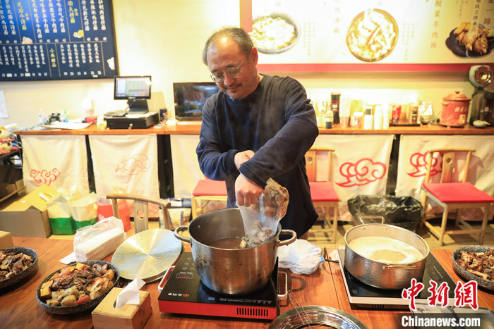 2月13日，北京奥林匹克森林公园附近，台胞刘静恒在自己经营的台式餐馆里加工“烧酒鸡”。<a target='_blank' href='http://www.chinanews.com/'>中新社</a>记者 李雪峰 摄