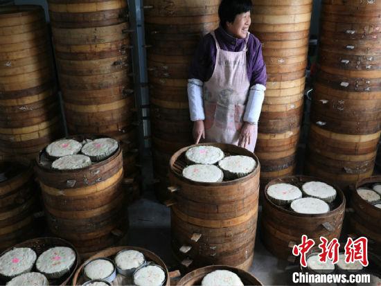 图为浙江龙游市民在制作发糕。　潘旻 摄