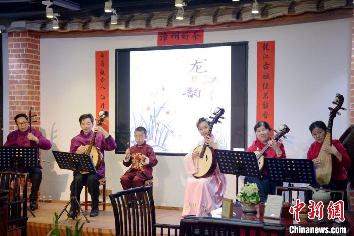 正月初一，漳州古城内的海峡两岸茶文化交流中心上演“非遗一台戏”，吸引市民和游客观看。　龚雯 摄