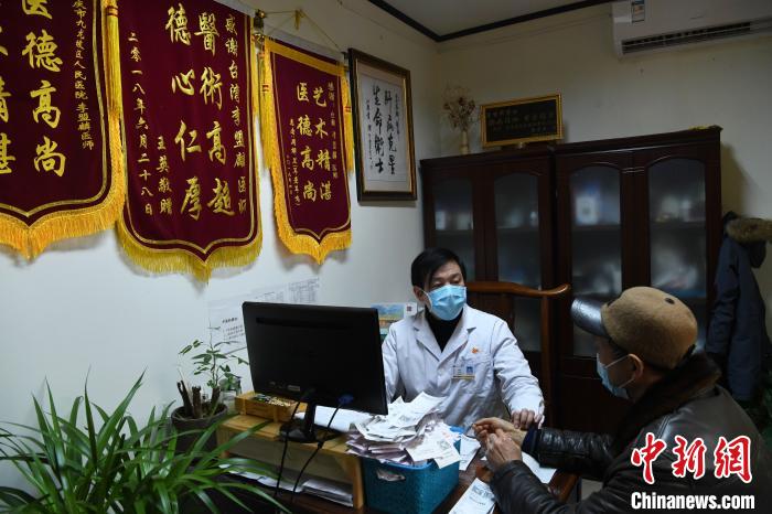 说重庆方言的台湾中医：为患者留守大陆过春节