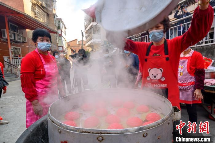 “做红团”是莆田民间庆祝元宵的一种传统习俗，寓意团团圆圆、红红火火。　蔡昊 摄