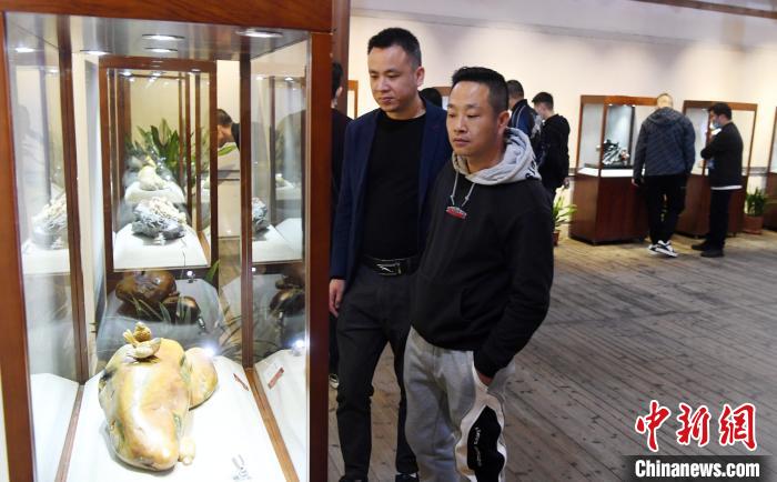 观众观看展览。　记者刘可耕 摄