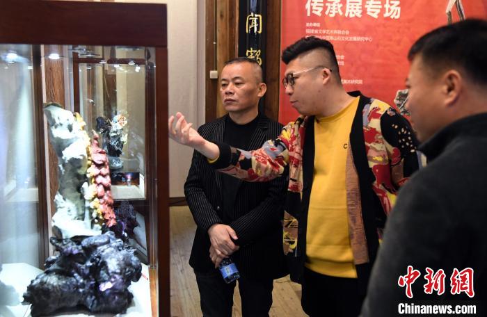 观众观看展览。　记者刘可耕 摄