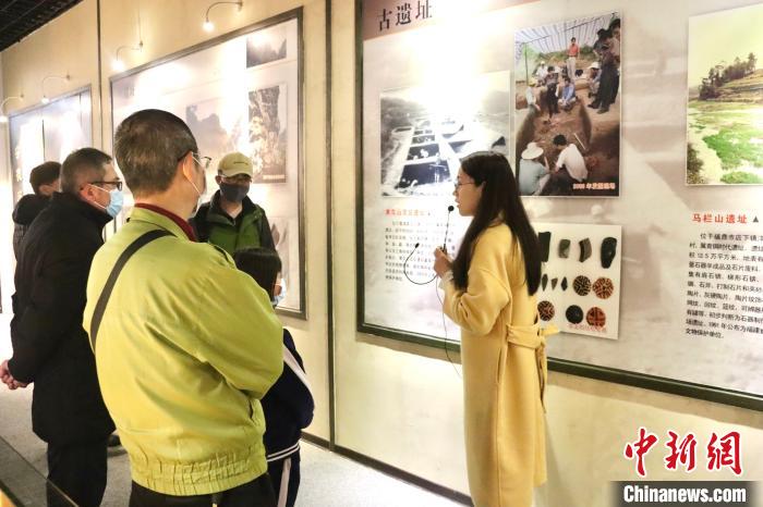 图为参观宁德市艺术馆博物馆展厅。　吴允杰 摄