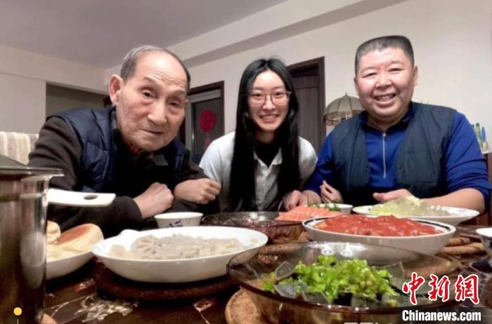 今年除夕，荣圣安与大陆的亲人一起守岁。受访者供图