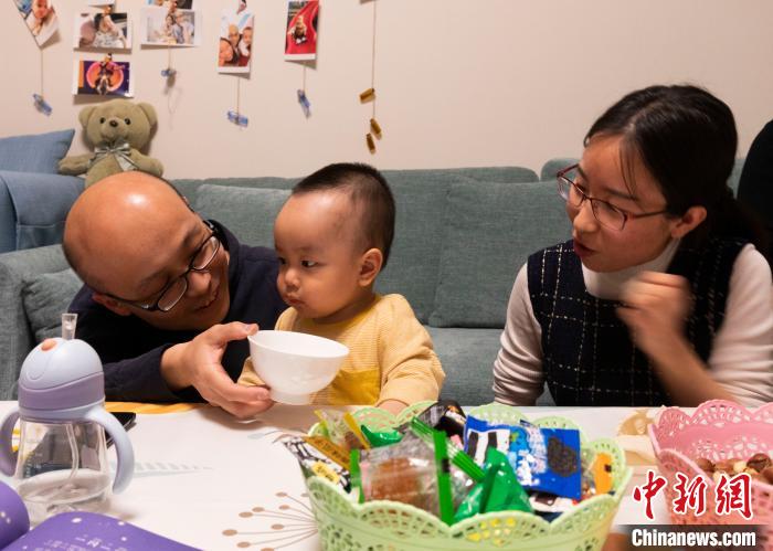 陈栢元(左一)与家人一同品尝元宵。　杨迪 摄