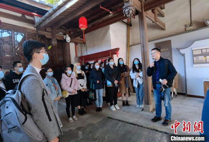 图为福州高校师生现场教学活动在福州台湾会馆展开。　钟欣 摄