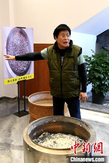 台商曾国宝介绍他的制茶技术。　王东明 摄