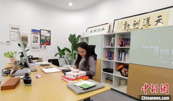 徐博翎在办公室翻阅资料。　朱晓颖 摄