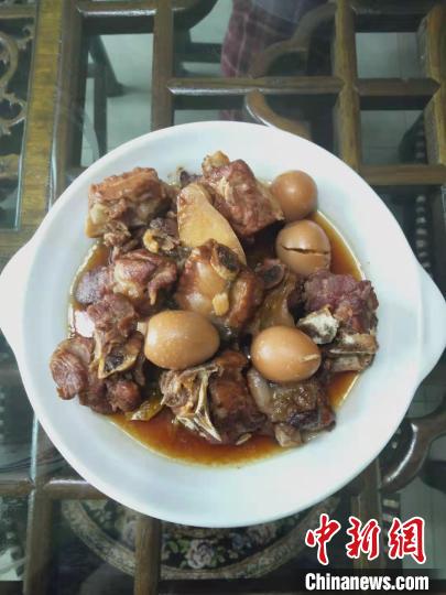 陈吴燕制作的“台湾卤仔排”。李俊供图