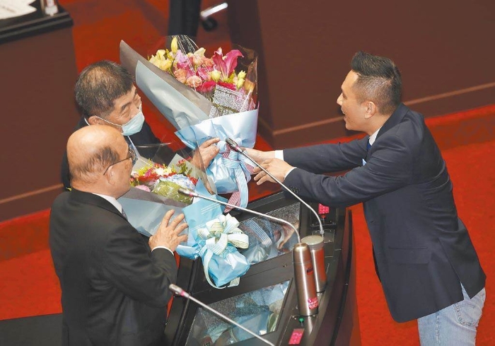 陈以信为何献花给苏贞昌 台湾媒体人曝内幕 热点人物 华夏经纬网