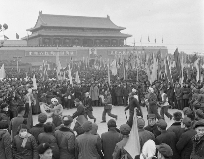 1956年1月15日，北京各界20多万人在天安门广场举行庆祝社会主义改造胜利联欢大会。新华社发.jpg