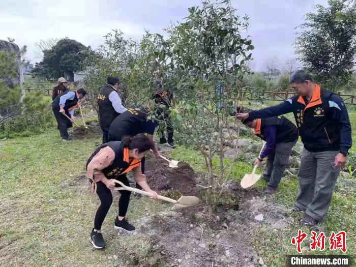 桂台两地同胞共同种下象征团结和希望的“同心树”