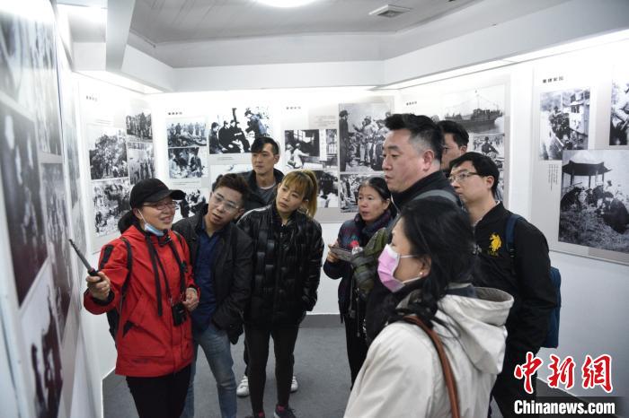 2021两岸青年才俊魅力台州行交流团一行在陈列馆参观。　范宇斌 摄
