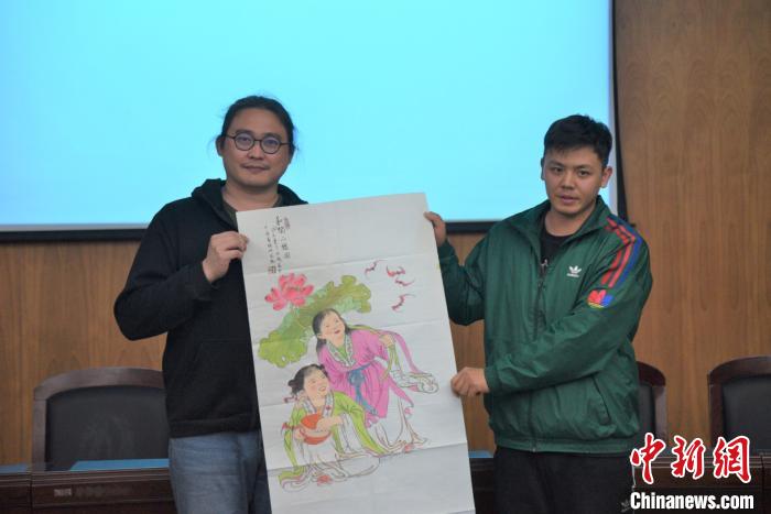 台台两地青年民宿文创座谈交流会上，浙江青年李沈斌向台湾青年李弘昆赠送台州和合文化国画。　范宇斌 摄